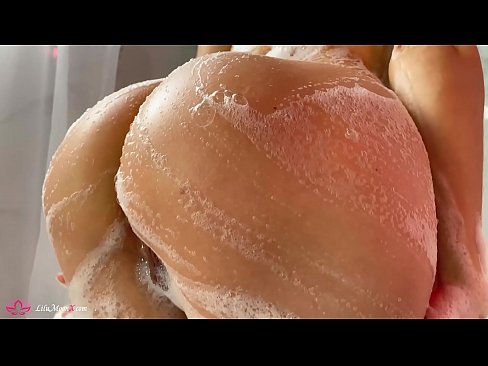 ❤️ Zeshkania masturbon pidhin me vibrator deri në orgazmë intensive në dush Video seksi në sq.trysex.ru ﹏